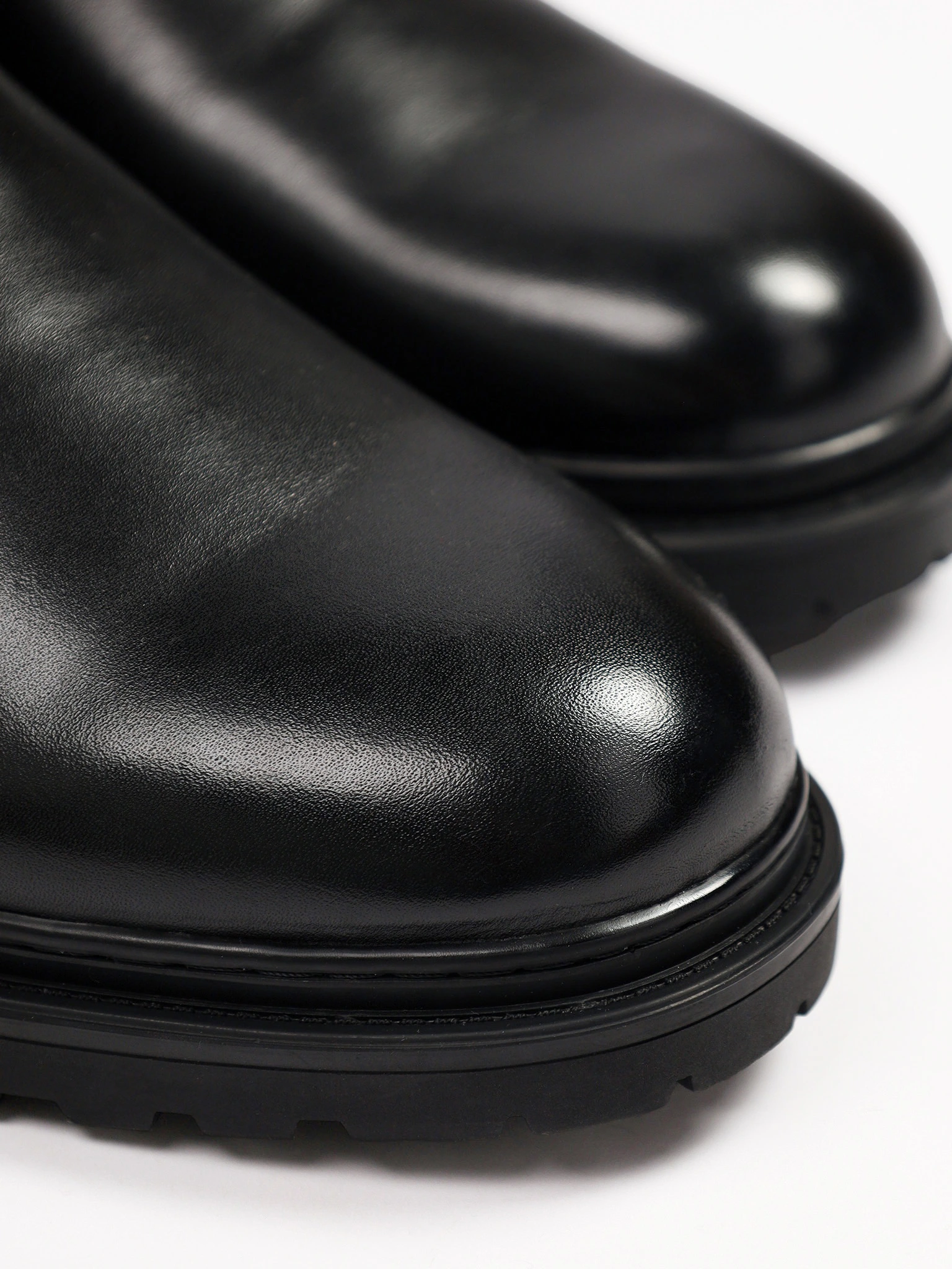 Ботинки черного цвета на рельефной подошве